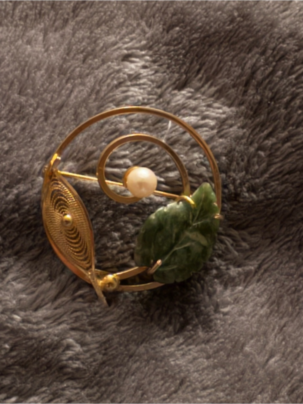 Gold-Tone 1/20th 12K GF Vintage Brooch  Green Jade Leaf & Pearl by Sorrento